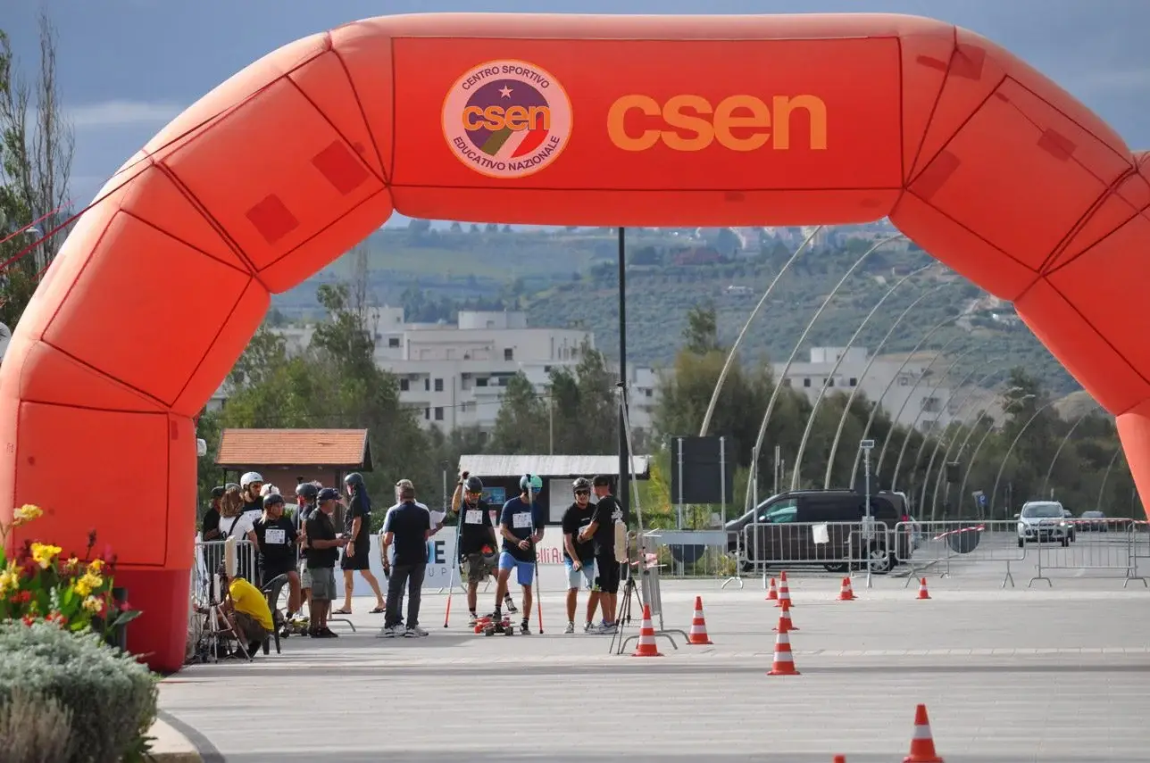Arco CSEN e partecipanti alla gara SUPSkate sul lungomare di San Salvo Marina