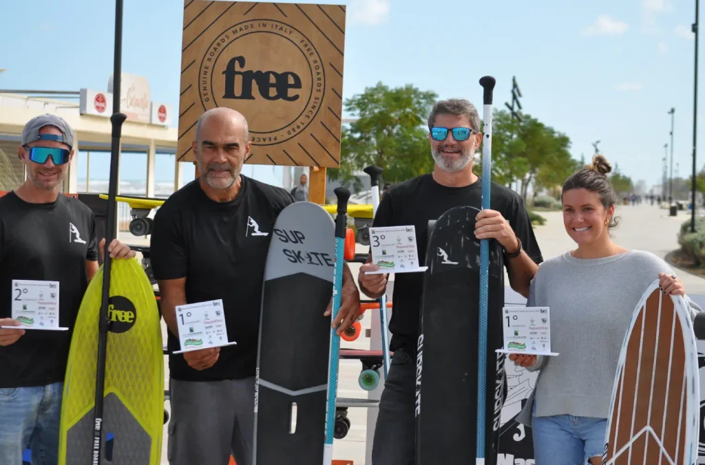 Partecipanti alla premiazione della gara SUPSkate 2024 a San Salvo Marina con tavole e riconoscimenti