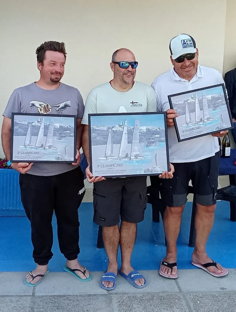 Tre velisti premiati al Trofeo Costa dei Trabocchi 2026 mostrano le targhe dei primi tre classificati