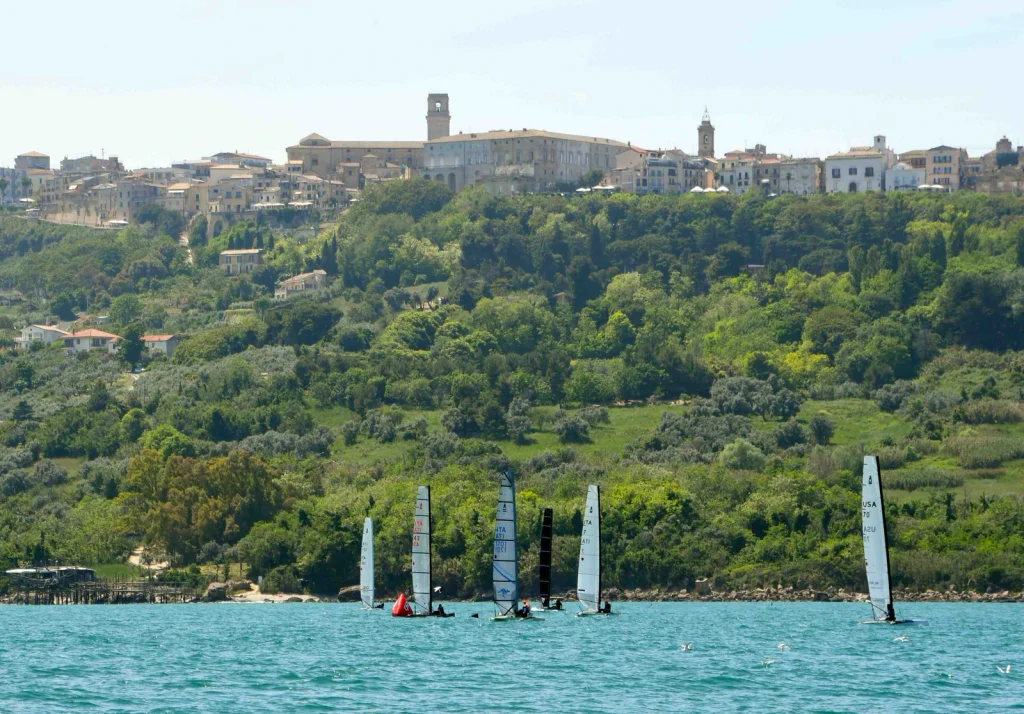 Catamarani Classe A in navigazione sul mare con il centro storico di Vasto sulla collina sullo sfondo