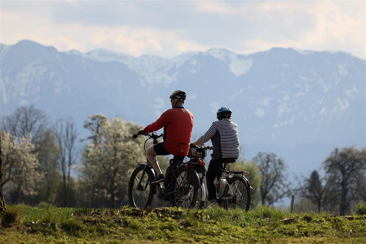 Cicloturisti in bicicletta davanti a un paesaggio montano
