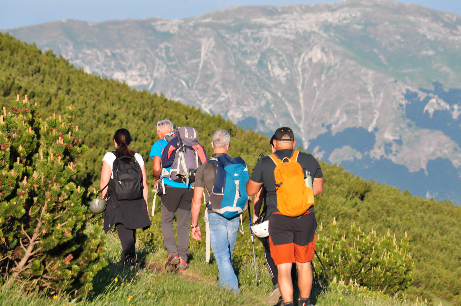 Gruppo di escursionisti su un sentiero di montagna per il corso istruttore CSEN di trekking