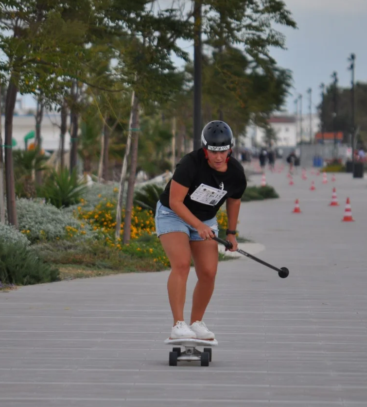 Praticante di Skate Poling su tavola con pagaia