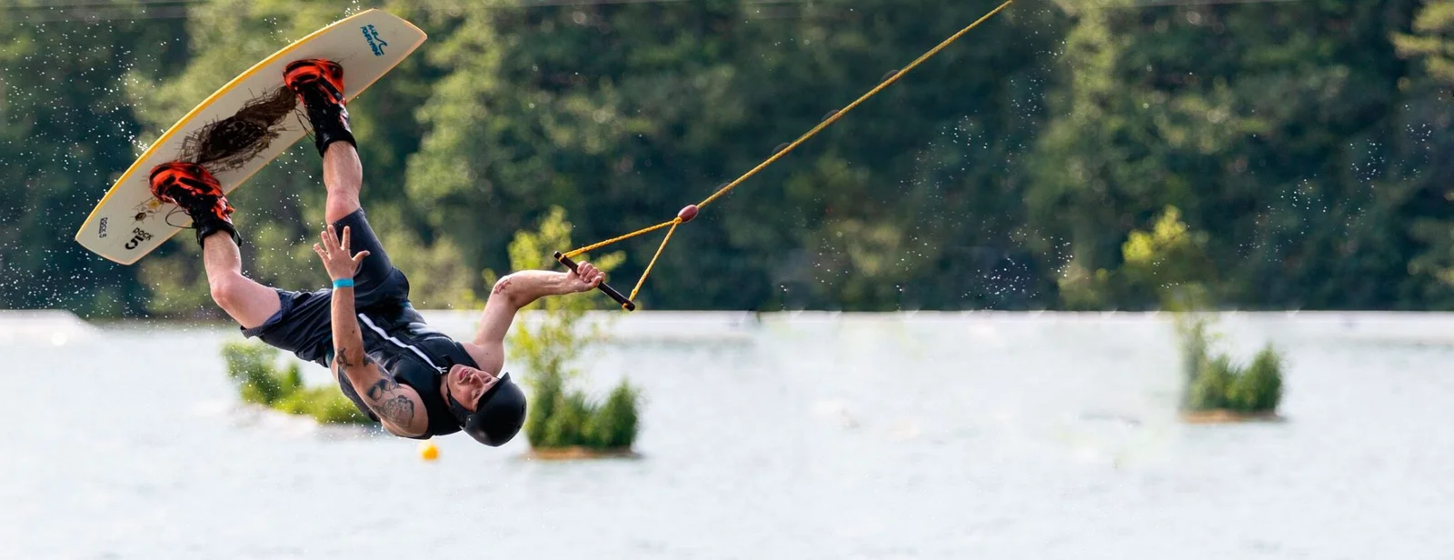 Wakeboarder durante una manovra in acqua
