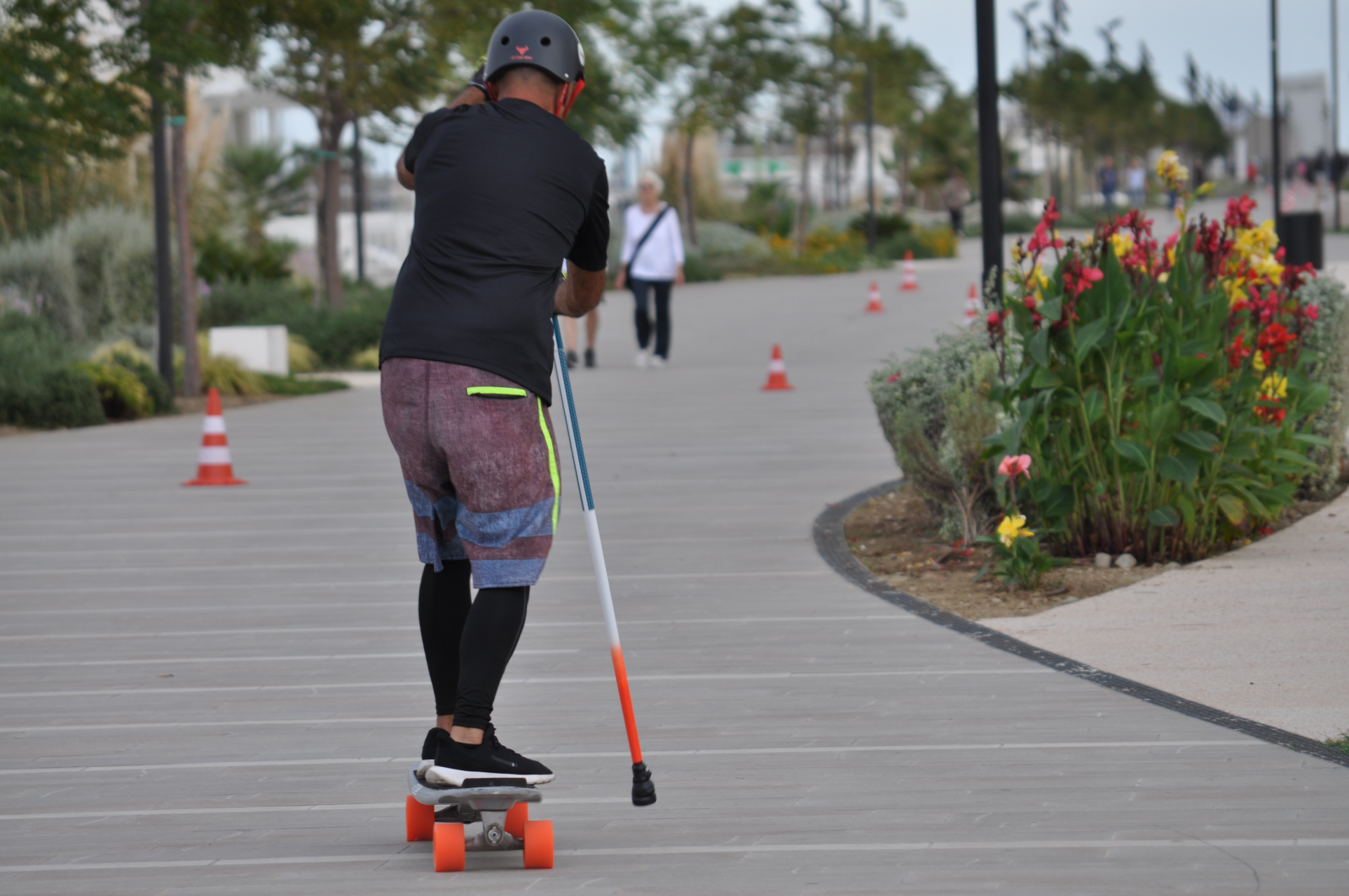 Praticante di Skate Poling durante un esercizio con la pagaia