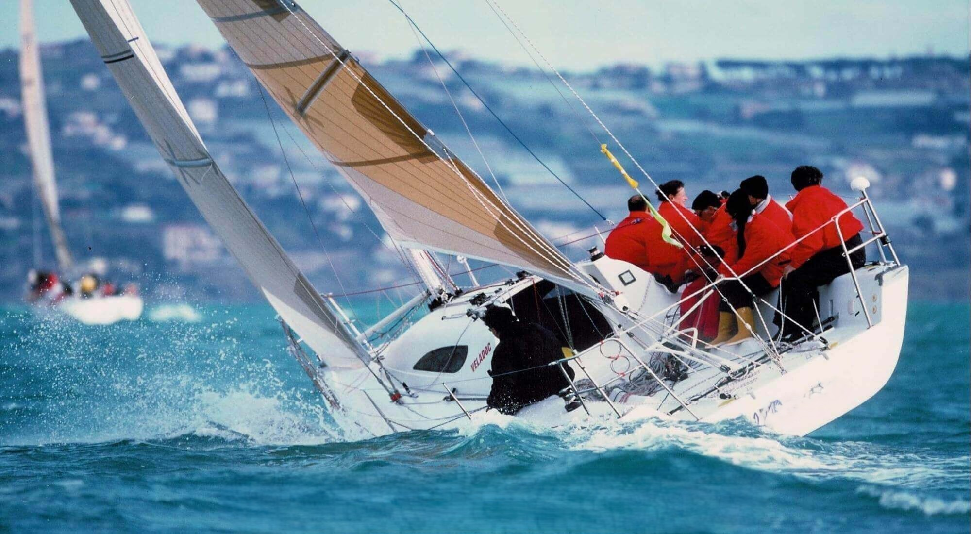 Equipaggio su una barca a vela sbandata durante la navigazione