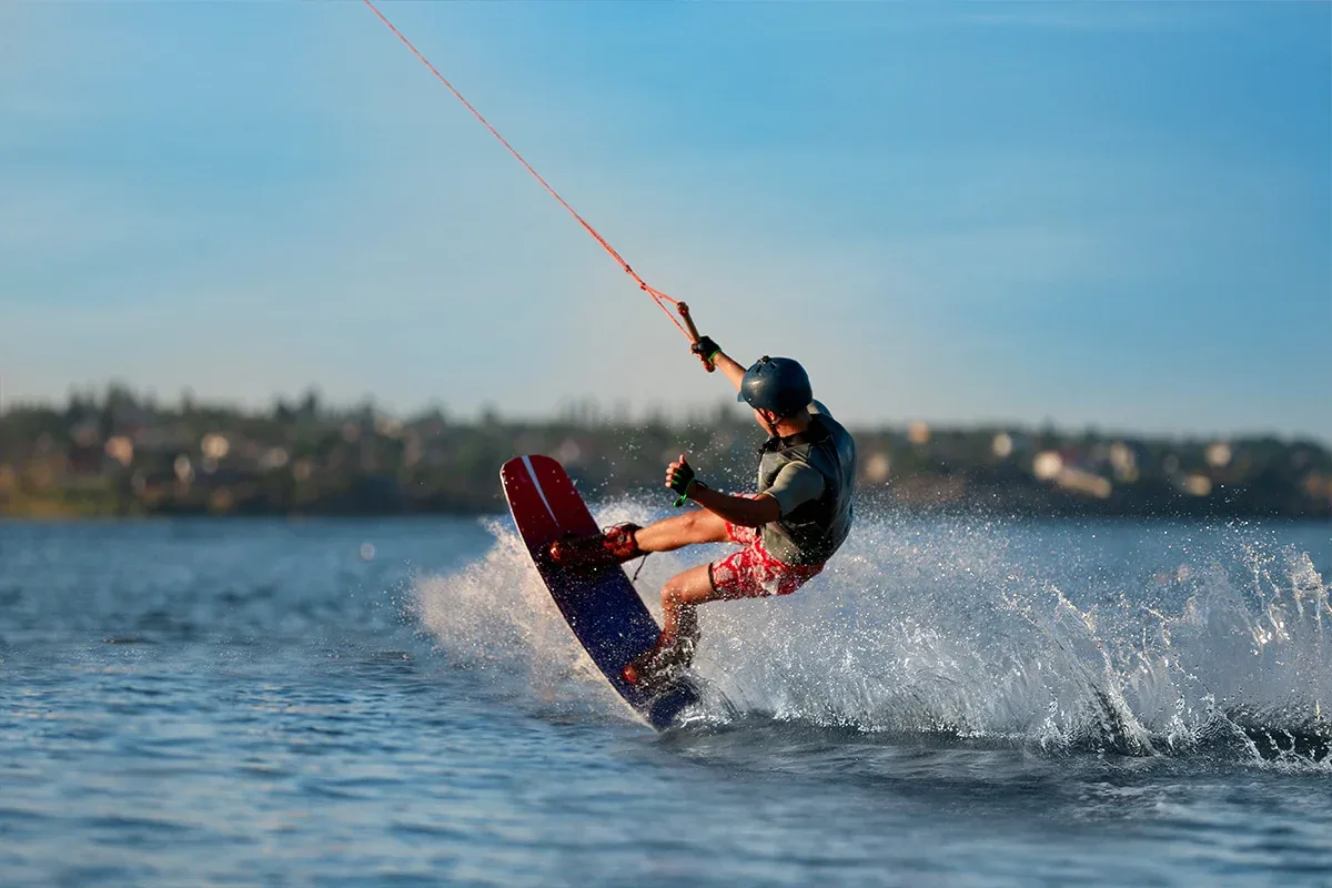 Wakeboarder durante una sessione di pratica in acqua